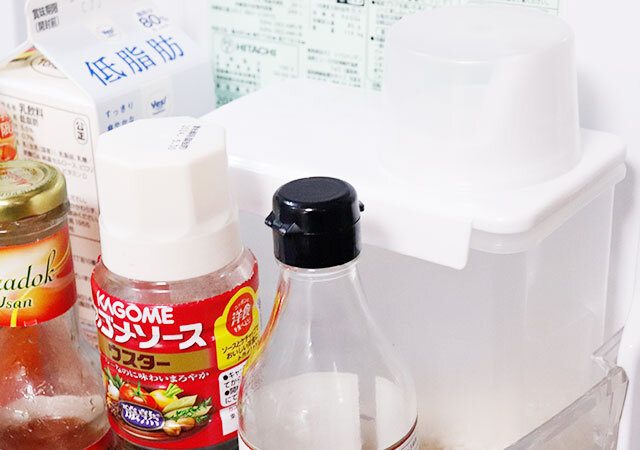 ダイソーのお米保存容器（1.5kg、密閉タイプ）は冷蔵庫のドアポケットに入るサイズ感