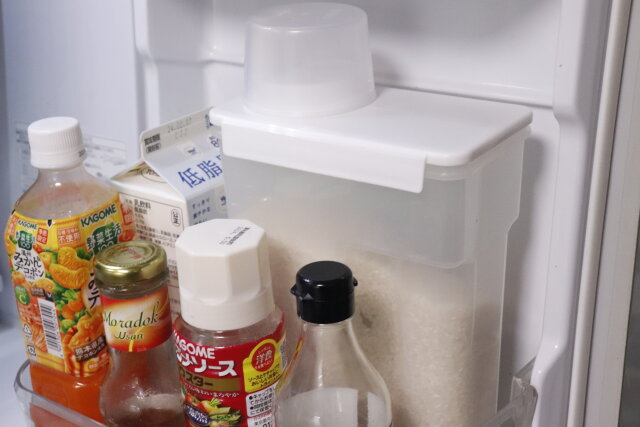 ダイソーの持ちやすいお米保存容器は冷蔵庫のドアポケットに入るコンパクトなサイズ感