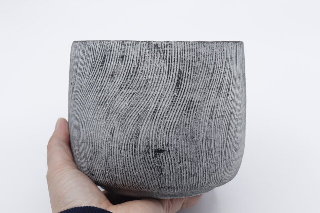 ダイソーのセメント植木鉢（5号、14.3cm、シンプル）のデザイン