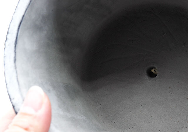 ダイソーのセメント植木鉢（5号、14.3cm、シンプル）の底穴