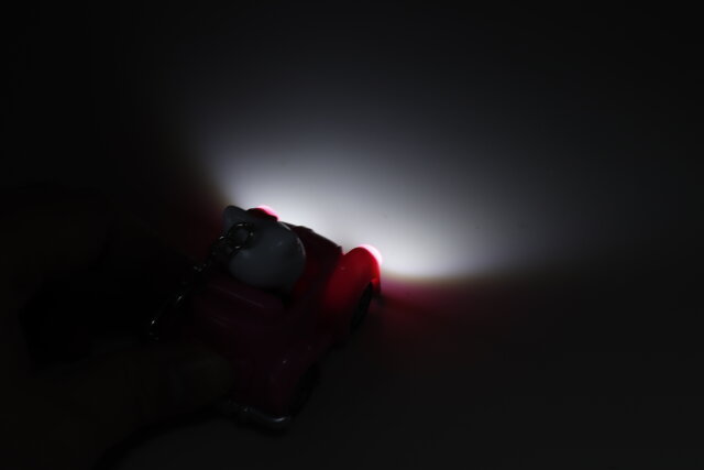 サンリオのくるま形ライトキーホルダーは明るい光で暗闇でも遊べる