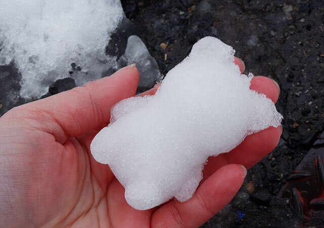 ダイソーの雪遊びできる泥団子メーカー（2個）で作ったくま型の雪玉