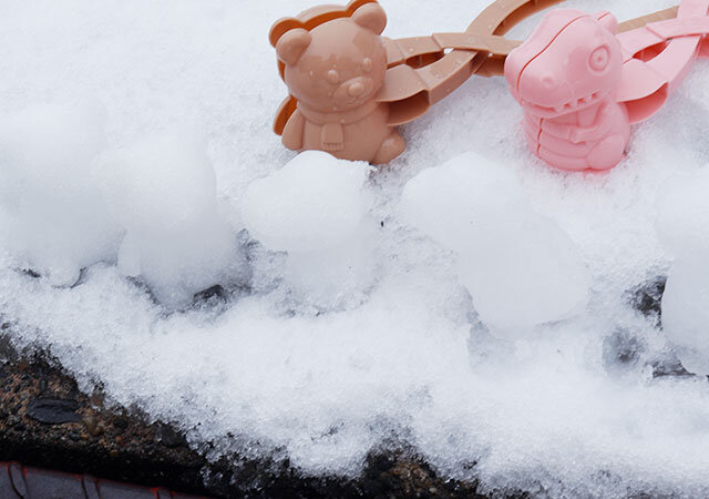 ダイソーの雪遊びできる泥団子メーカー（2個）で作った雪玉