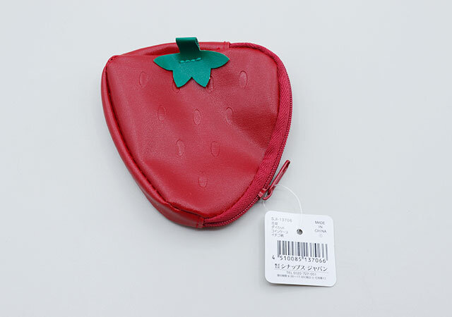 セリアの合皮ダイカットコインケース イチゴ柄の商品タグ