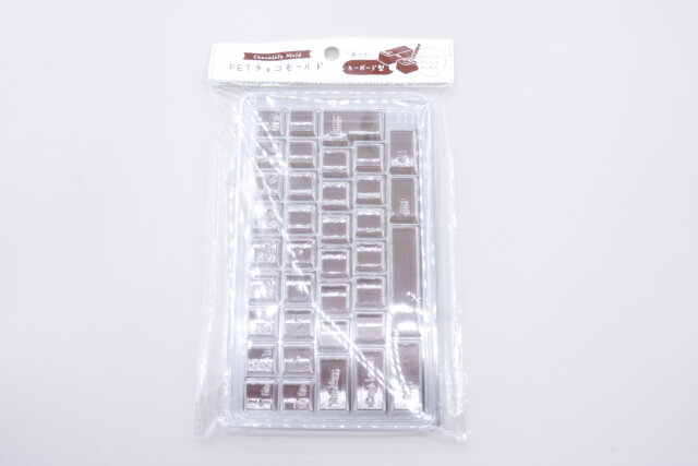 セリアのPETチョコモールド キーボード型のパッケージ