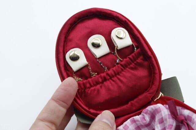 スリーコインズのイチゴモチーフアクセサリーケースはスナップボタンとゴム付きポケット付き