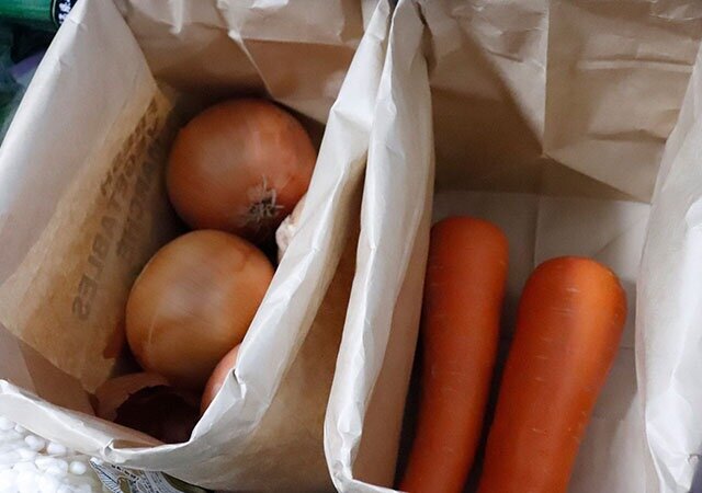 セリア　食品用 ガゼットバッグ L 5Pに野菜を収納