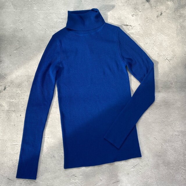 ユニクロの長袖のブルーのエクストラファインメリノリブタートルネックセーター