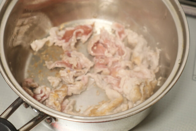 カレーうどん　レシピ　豚肉を炒める