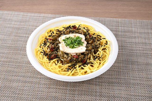 ファミマルの新商品の鎌倉パスタの高菜と鶏肉のピリ辛パスタ