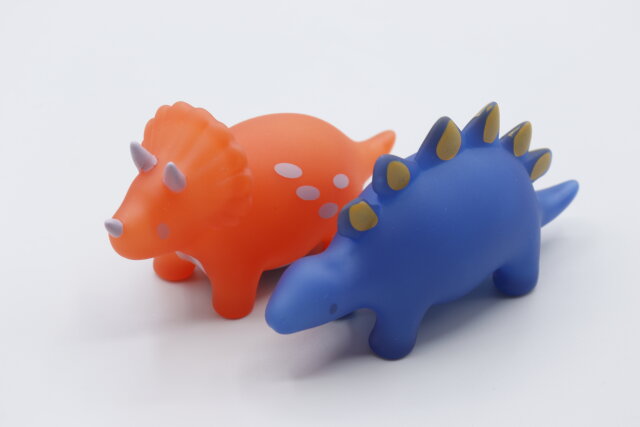 100均セリアの色が変わるおもちゃ恐竜デザイン