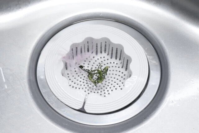 ダイソーの抗菌排水口キャッチ（水流れの良い、キッチン用）を水切りネットを付けて使用