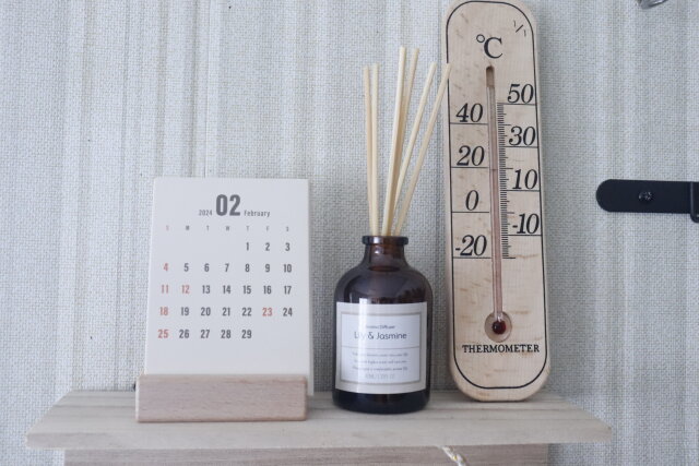 ダイソーのブナの木温度計（フック付き、壁掛けタイプ）を飾った様子