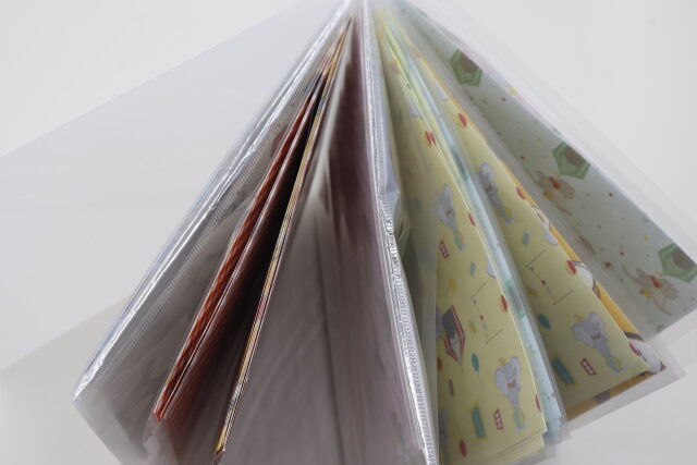 セリアの折り紙やデザインペーパーを袋ごと収納できるファイル