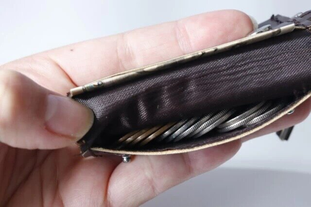 ダイソーの合皮のミニコインケースに小銭を入れる