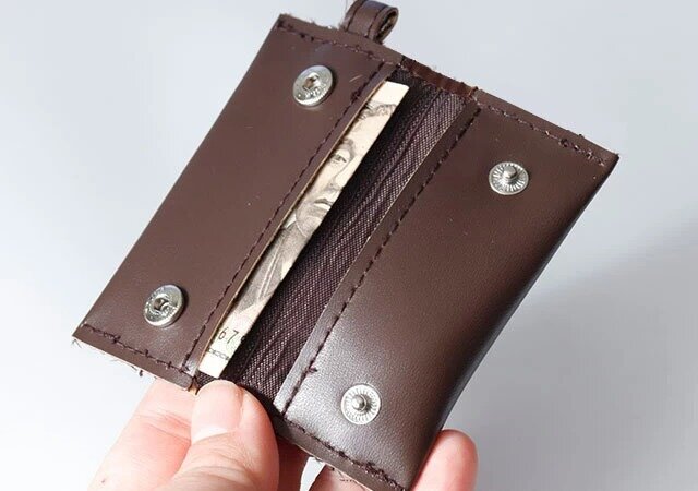 ダイソーの合皮のミニコインケースは二つのポケットがある
