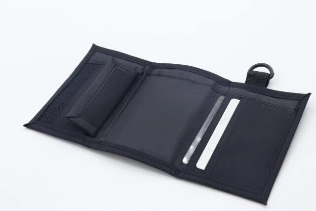 ダイソーのROBBIの折財布は三つ折りタイプ