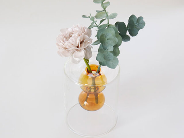 ダイソーのダブルウォールガラス花瓶に花を2輪飾った様子