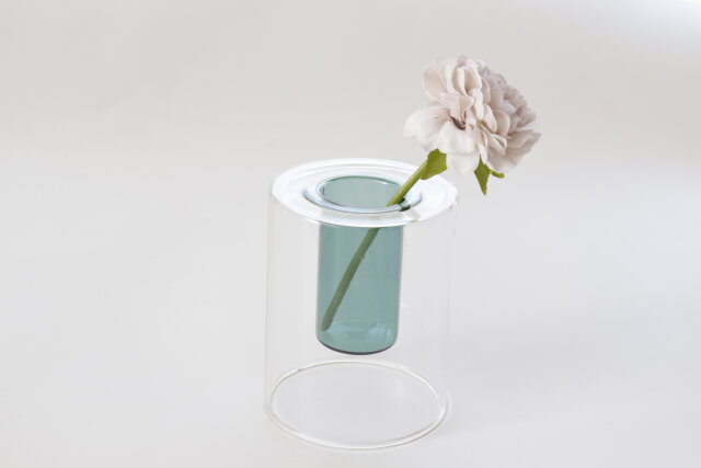 ダイソーのダブルウォールガラス花瓶（円筒型）に花を飾った様子
