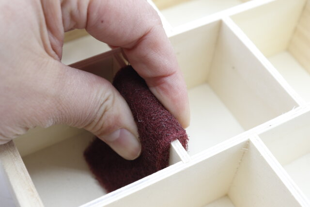 ダイソーのナイロン不織布やすり（＃600）で木工品を研磨