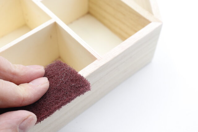 ダイソーのナイロン不織布やすり（＃600）で木材を研磨