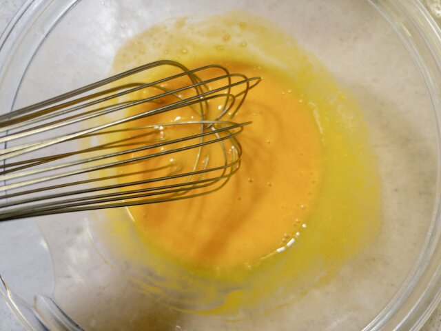 エッグタルト　レシピ　卵黄とバニラビーンズペーストを混ぜる