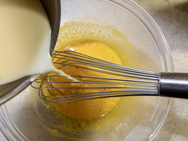 エッグタルト　レシピ　生クリーム・牛乳・グラニュー糖を火にかけ卵と混ぜる