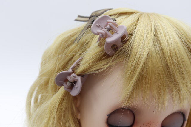 ダイソーのミニバンスクリップを人形の髪にセット