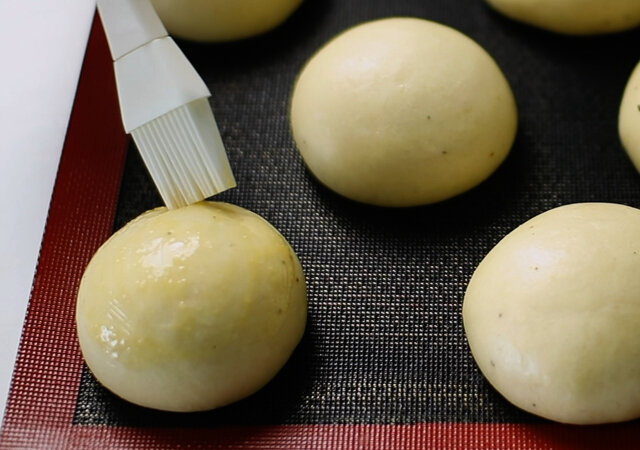 セムラ　レシピ　パン生地に溶き卵を塗る