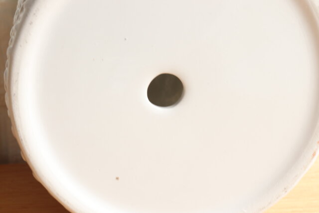 ダイソーの植木鉢（モダンレリーフ）の鉢底穴