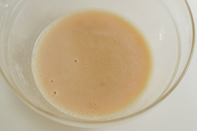 いちごとホワイトチョコの紅茶マフィン　レシピ　米油と牛乳を混ぜる