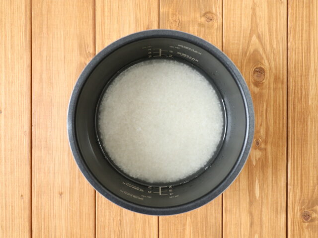豚肉と塩昆布の炊き込みご飯　レシピ　米を洗い浸水させる