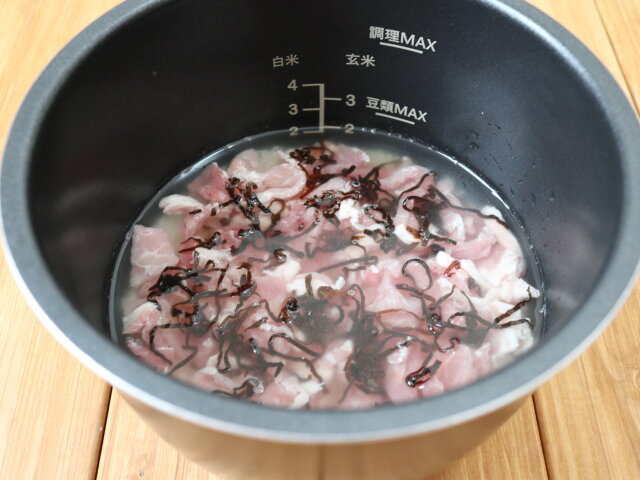 豚肉と塩昆布の炊き込みご飯　レシピ　豚肉と塩昆布をのせる