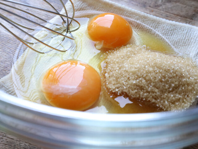 米粉のキャロットケーキ　レシピ　卵と砂糖を混ぜる
