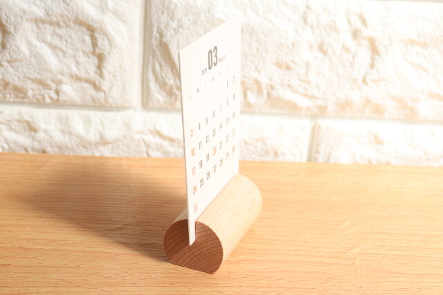 セリアの木製メモスタンドにカレンダーを挟んだ様子