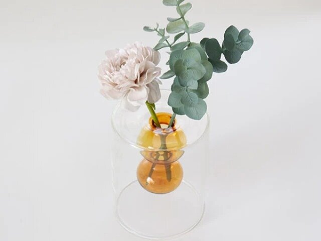 ダイソーのダブルウォールガラス花瓶にお花を入れる