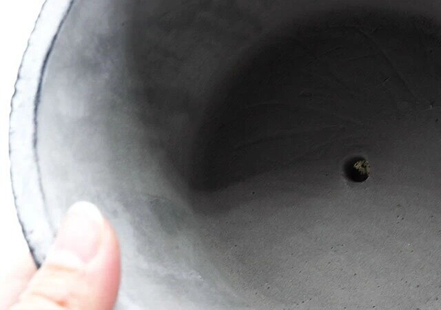 ダイソーのシンプルデザインのセメント植木鉢の5号には底に穴が開いている