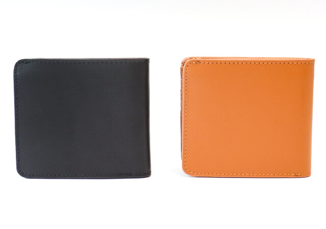 宝島社のmoz 牛革二つ折りコンパクト財布BOOK BLACK ver.とmoz 牛革二つ折りコンパクト財布BOOK BROWN ver.の背面デザイン