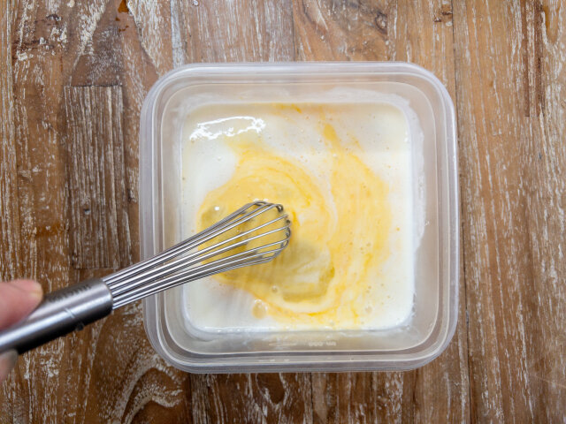 バニラアイスフレンチトースト　レシピ　バニラアイスクリームに卵を混ぜる