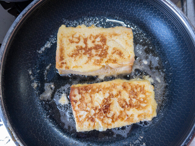 バニラアイスフレンチトースト　レシピ　卵液に浸した食パンをバターを溶かしたフライパンで焼く