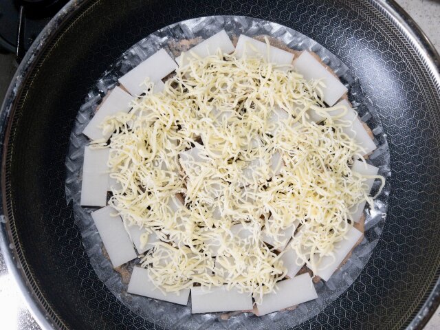 餅チーズ明太ライスペーパーチヂミ　レシピ　シュレッドチーズを散らす