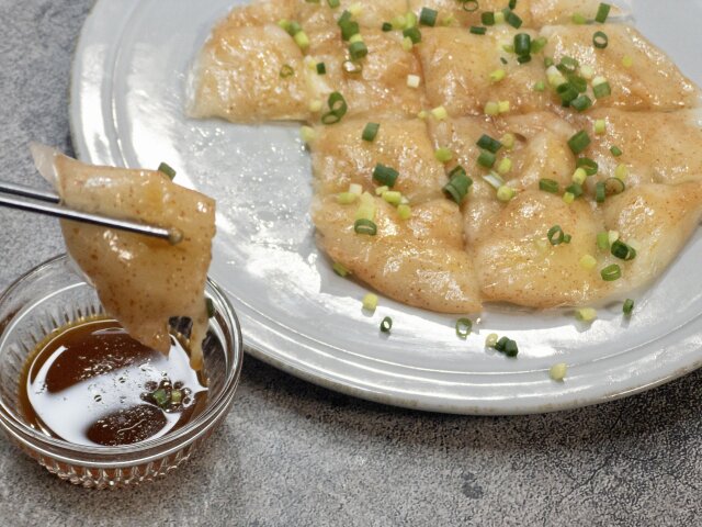 餅チーズ明太ライスペーパーチヂミ　レシピ　切り分けて皿に盛り小葱を振る