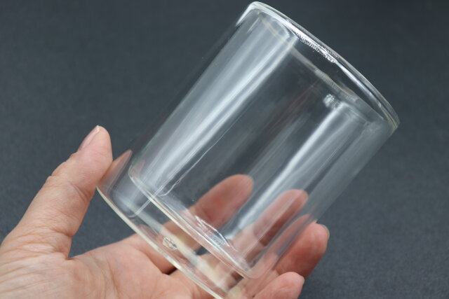 ダイソーのダブルウォールグラス（円柱型 300mL）のデザイン