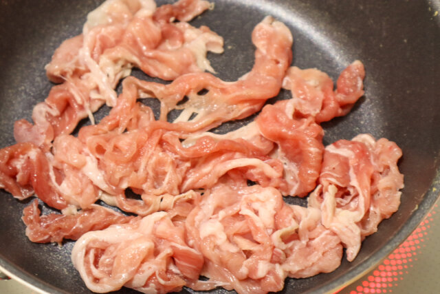 豚こまと卵のオイマヨ炒め　レシピ　豚肉を炒める