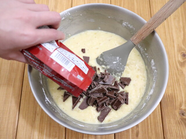 バナナチョコケーキ　レシピ　板チョコレートを割り入れ混ぜる