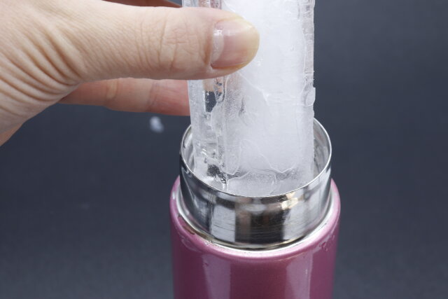 ダイソーのドリンクボトル用のアイストレーで作った氷を水筒に入れる