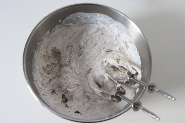 濃厚クッキークリームカップケーキ　レシピ　生クリームにオレオを混ぜ込む
