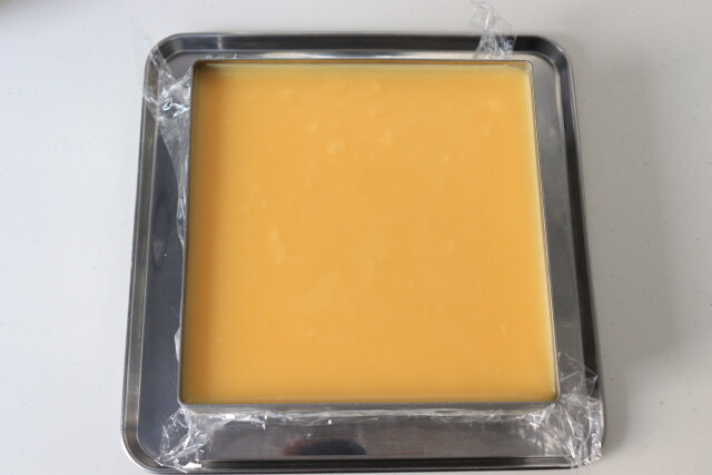 レモンヨーグルトムースケーキ　レシピ　レモンカードを型に流し入れ冷やし固める