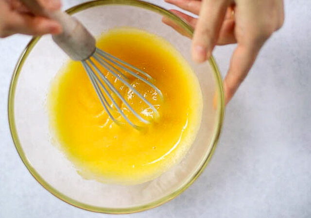 キャラメルアイスクリーム　レシピ　卵黄とグラニュー糖を混ぜる