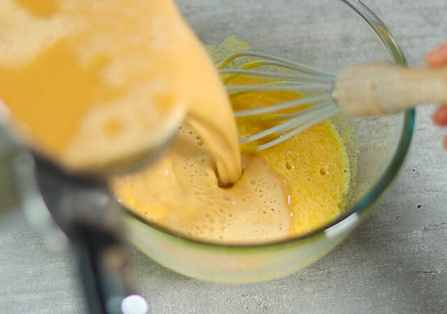 キャラメルアイスクリーム　レシピ　卵黄のボールにキャラメルクリームを一部入れて溶き伸ばす